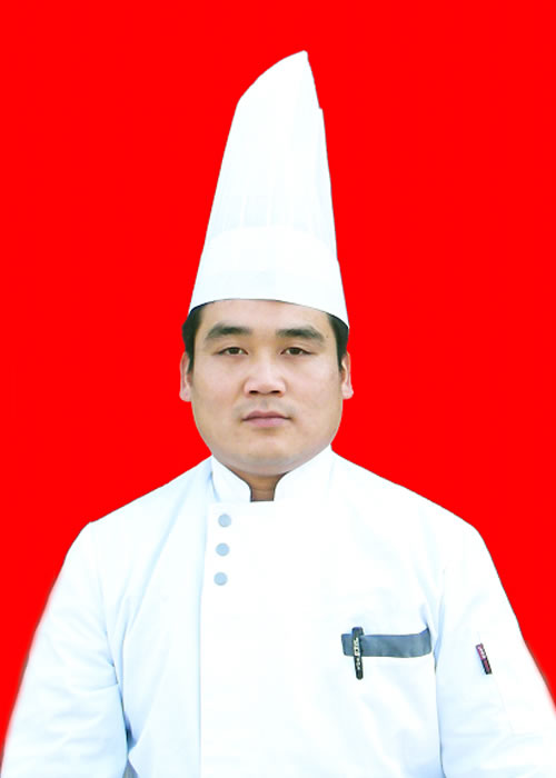 張武軍——國家級烹飪大師 2006年—2008年在神州大酒店任主廚; 2008年—2010年在北京鹿港小鎮(zhèn)東三環(huán)店任后廚領(lǐng)班; 2010年—2012年在西安真愛經(jīng)開店任副廚師長; 2012年—2013在上海高流水酒店任廚師長; 2013年—2015年在上海食味閣任廚師長