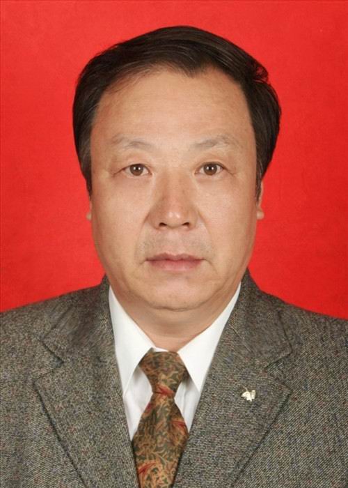 家溫泉——省級烹飪大師 主要擅長面點、小吃和菜肴,從事本專業(yè)工作30余年,1991年陜西省政府批準(zhǔn)的烹飪大師,曾在三個國家大使館擔(dān)任行政主廚工作,在從事烹飪教學(xué)期間多次被評為“優(yōu)秀教師”,參加2001年全國烹飪專業(yè)技能大賽中榮獲創(chuàng)新菜一等獎。