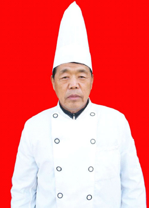 郭解放——高級布點師 1984年—1993年在渭南市師范學(xué)院(原教育學(xué)院)餐廳任廚師長; 1993年—2002年在渭南飯店廚師培訓(xùn)中心任烹飪教師; 2003年元月至今在華山教育集團(tuán)任烹飪教師;