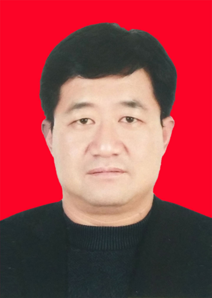 馮昕——高級技師 主要擅長拼盤、雕刻和面點、菜肴制作,從事本專業(yè)20年,對工作積極認(rèn)真,細(xì)心鉆研,努力上進(jìn),桃李滿門,對學(xué)生關(guān)愛,耐心地教導(dǎo),良師益友。曾多次被評為“優(yōu)秀教師”,“優(yōu)秀班主任”。